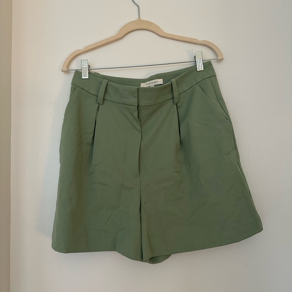 Favorite Daughter The Favorite Short in Basil - Picture 7 of 10